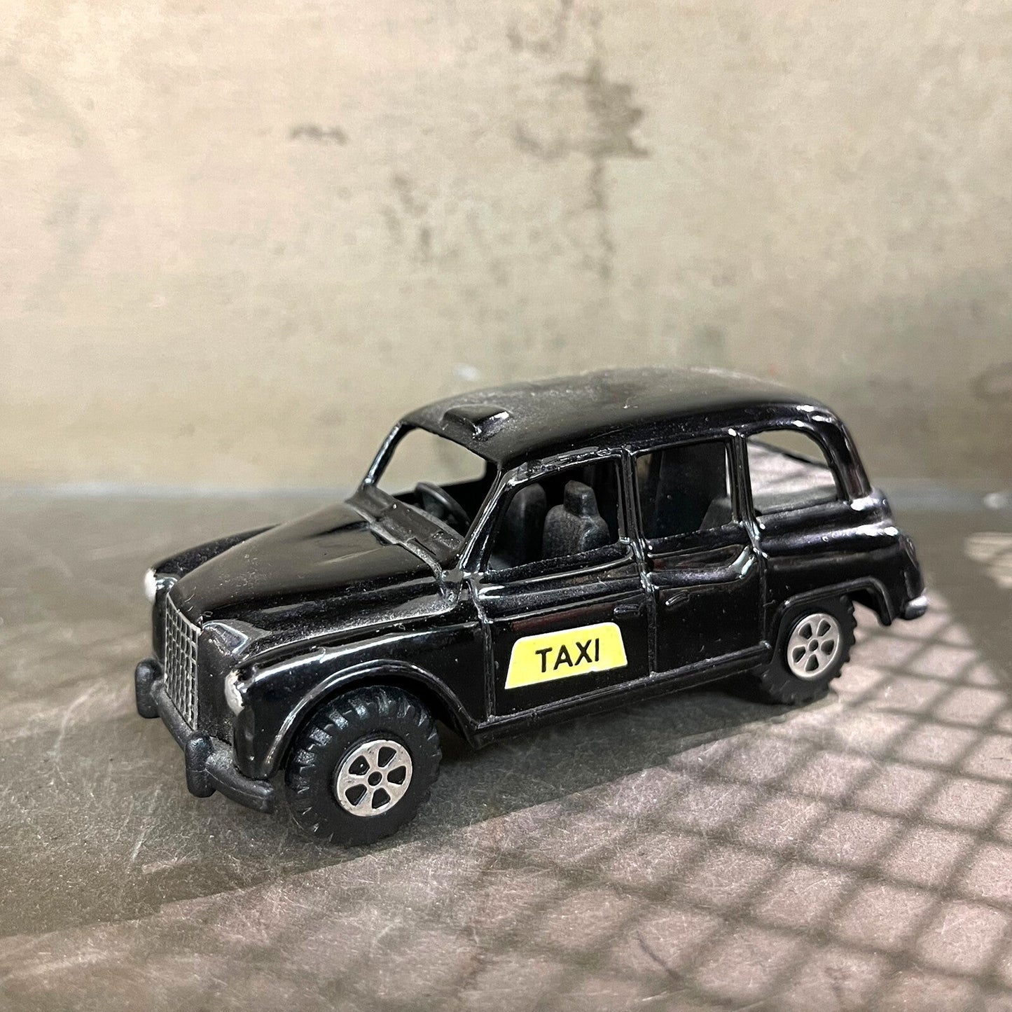 LONDON TAXI Novelty Antique Pencil Sharpener