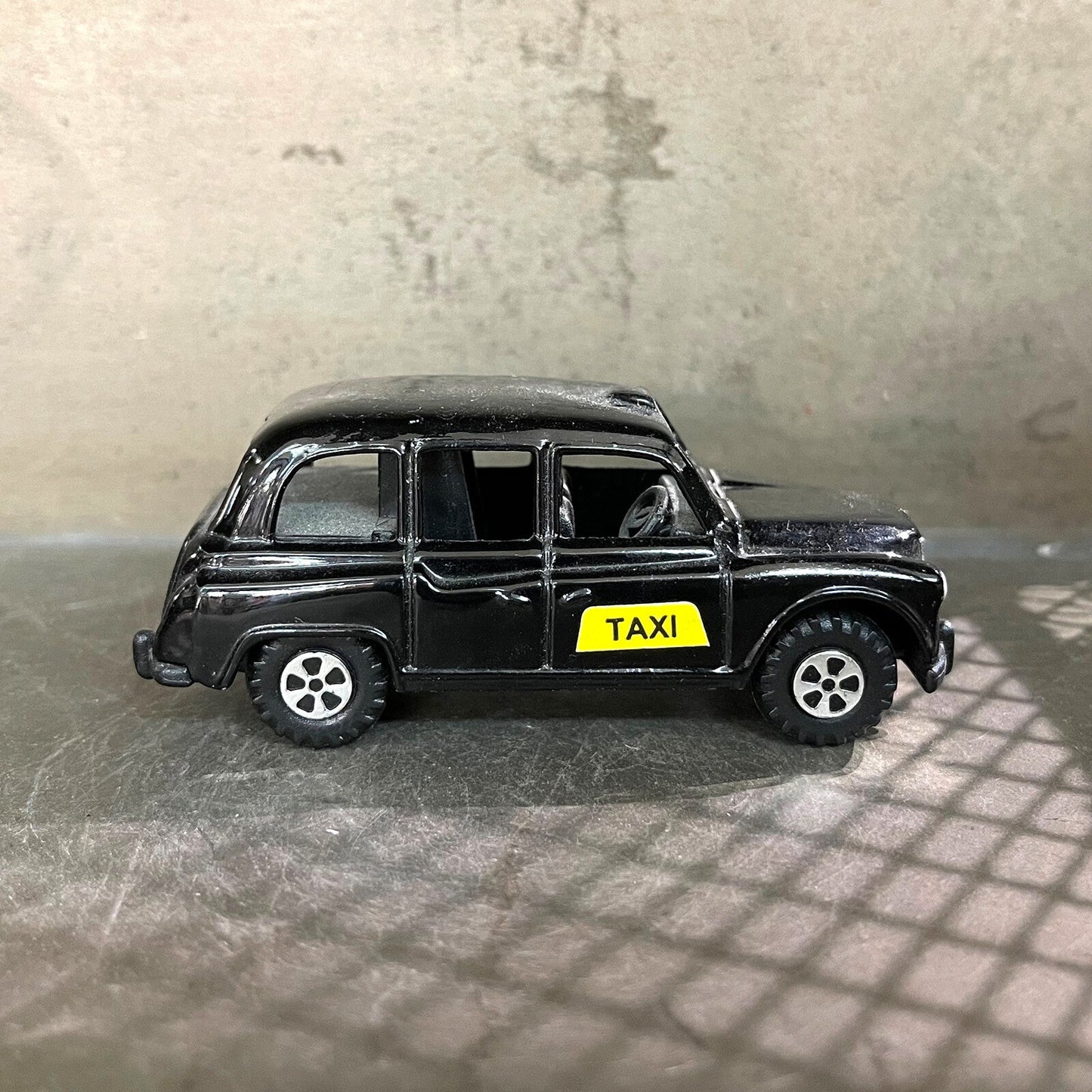 LONDON TAXI Novelty Antique Pencil Sharpener