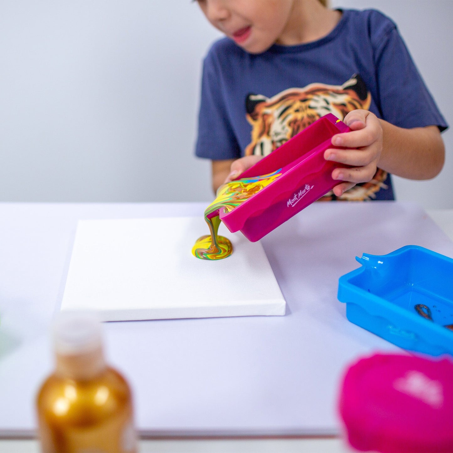 Mont Marte Paint Pouring Trays 4pc