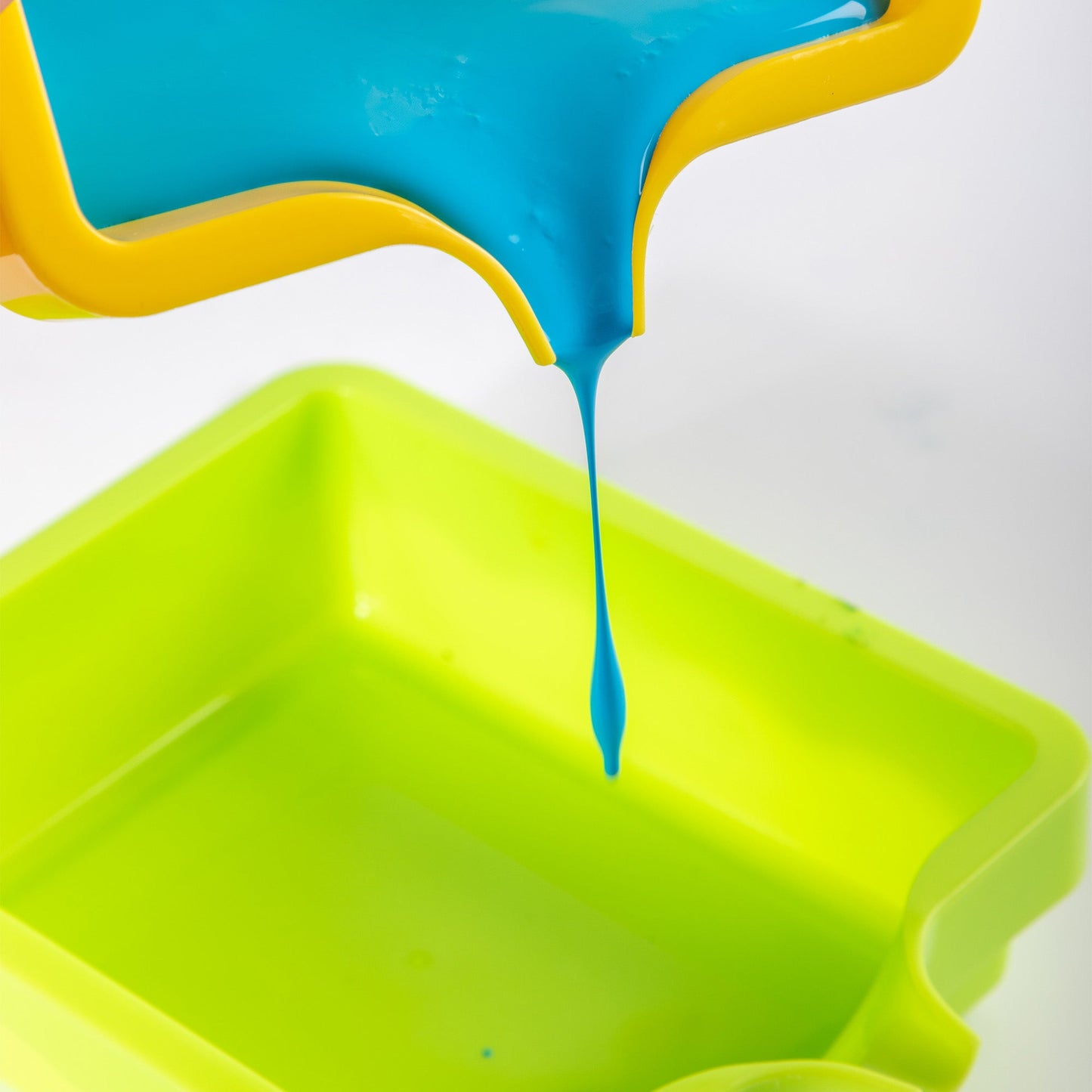 Mont Marte Paint Pouring Trays 4pc
